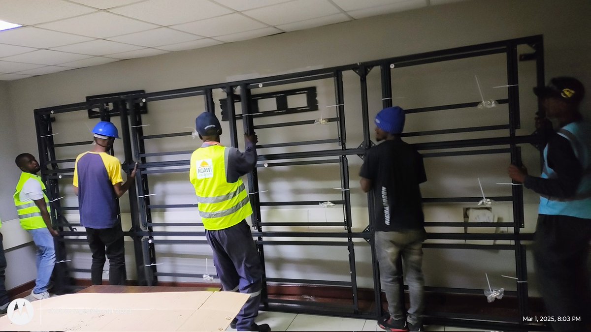 yego_kipkemei's tweet image. Day 1: 4.88Metres by 2.08Metres Video wall installation at The ICT Authority Nairobi office  #LEDscreeninstallation