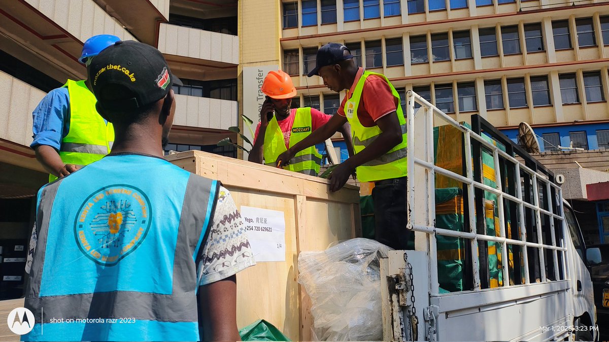 yego_kipkemei's tweet image. Day 1: 4.88Metres by 2.08Metres Video wall installation at The ICT Authority Nairobi office  #LEDscreeninstallation