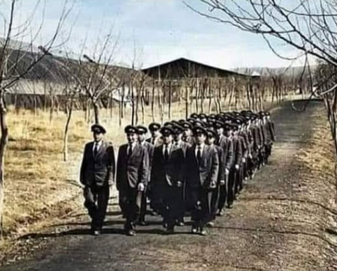 Devletin tepesindekilerin hiçbiri henüz dünyada yokken çekilen bu fotoğraftakiler....;
Kayseri Uçak fabrikasının çıraklık okulu öğrencileri..
1926