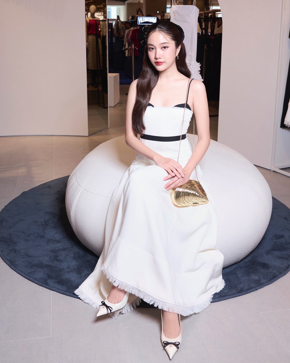 Phoe_nix56's tweet photo. Freen was so pretty! 🥰
This outfit fits her perfectly ✨️🫠

#srchafreen 
#simkhai 
#simkhaixFreen https://t.co/3GPcDWTHwS