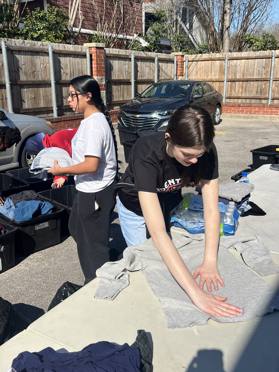 Members of Student Council spent the morning volunteering at Keepin’ It Real Ministries. Keepin’ It Real is an organization that serves the homeless population in downtown Columbia. #shhstheway @springhillstuco