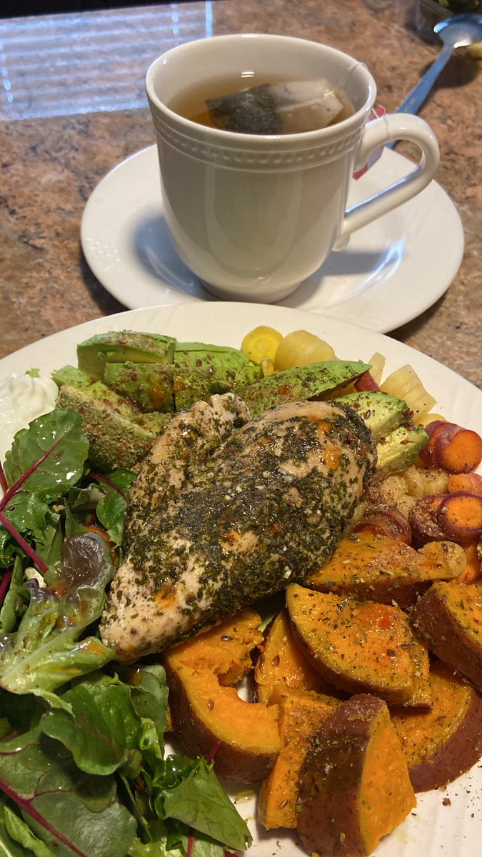 DaniInGeneral's tweet image. Taking really good care of myself which I am very happy to say. Hope the same is true for you.

On the menu:
- Jasmine Green Tea
- Chicken
- Sweet Potatoes
- 2x avocados
- 2x carrots
- Mixed greens
- cottage cheese
- Dijon, habanero sauce, olive oil, apple cider vinegar, ground…