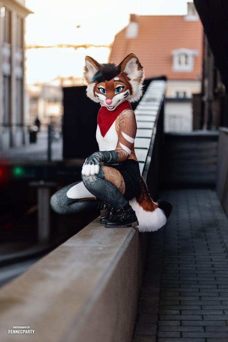 Ready to run the city Akali? You better keep  up. 🖤🐾