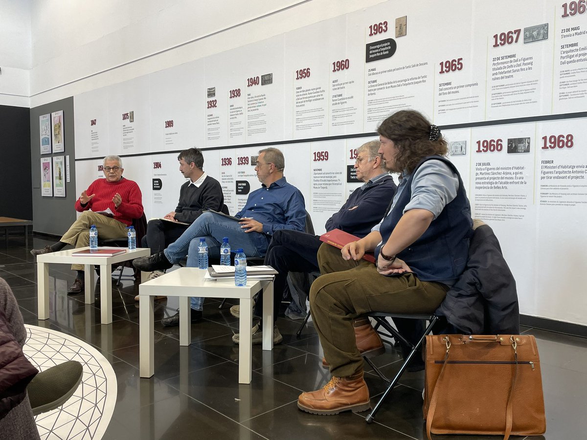 ajfigueres's tweet image. 🗣️ Hi han participat @alfonsmpuig, Joan Falgueras i Pau Subirós; i @JosepPlaya i @max_tassi, els comissaris d'una exposició amb reproduccions de cartells, fotografies i postals que es van crear per la promoció del museu i que encara podeu veure a la mateixa sala fins el 9 de març