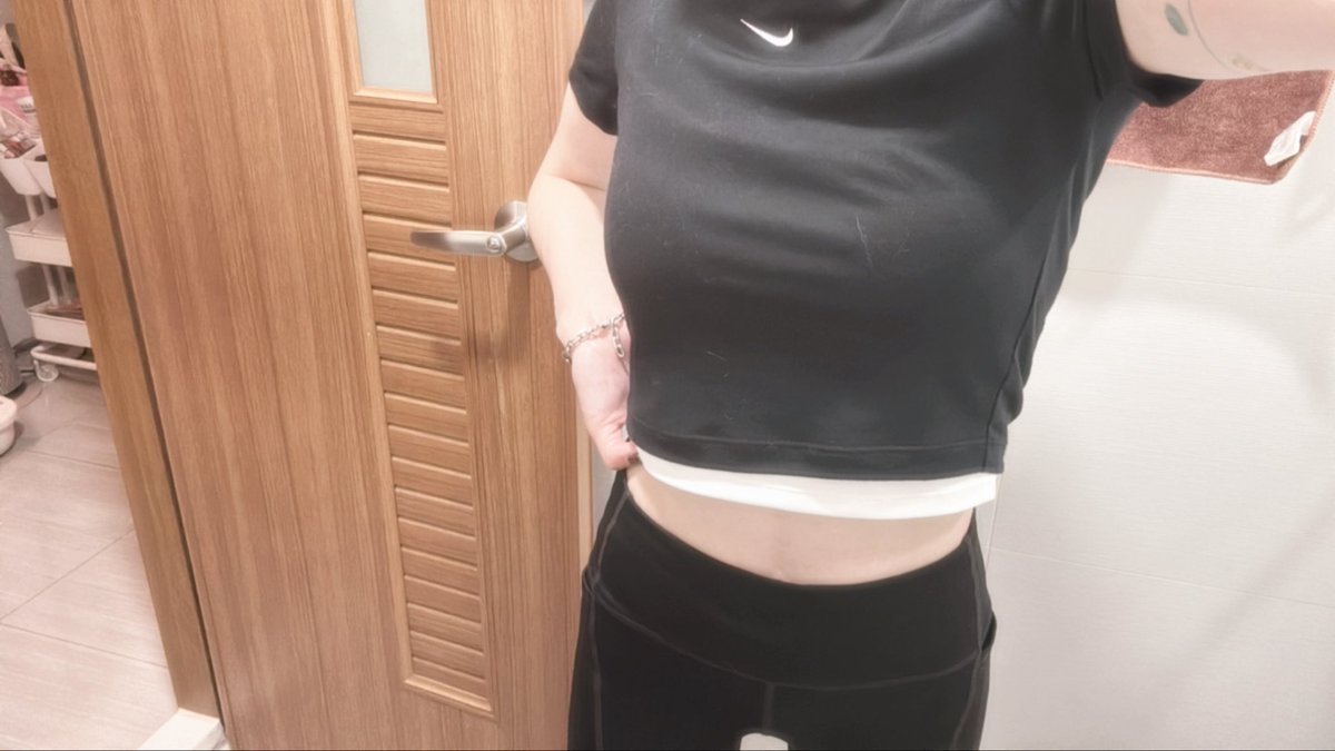 穿了一整天還去爬山的
瑜伽褲跟運動內衣哪個比較香🤔