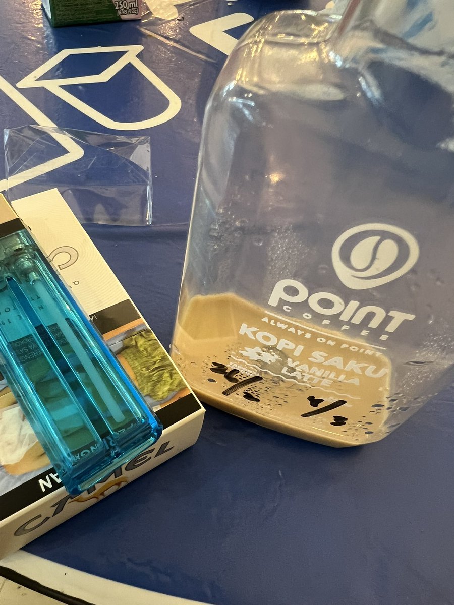 Barusan coba ngeroko nyari temen bingung mau ngechat sdh pasti gabisa, tetap tertawa tp sendiri, krn sambil liat foto2. Kaya org sinting pdhl, dan ga akan lagi2 ngeroko sendiri. Untung pernah di masa2 itu.