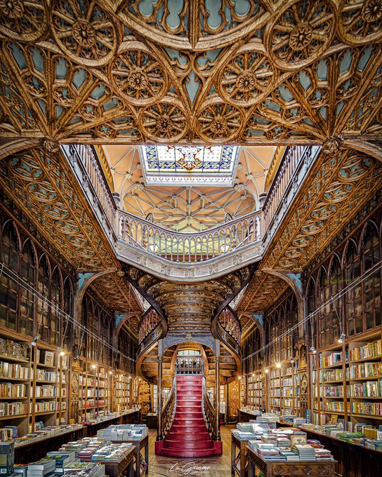 jesus_osorior's tweet photo. 5. Livraria Lello en Oporto

Es una de las librerías más antiguas de Portugal y suele figurar entre las más bonitas del mundo.

Los raíles y el carro de madera originales, que se utilizaban para transportar libros, todavía están intactos. https://t.co/gbuOrml80o