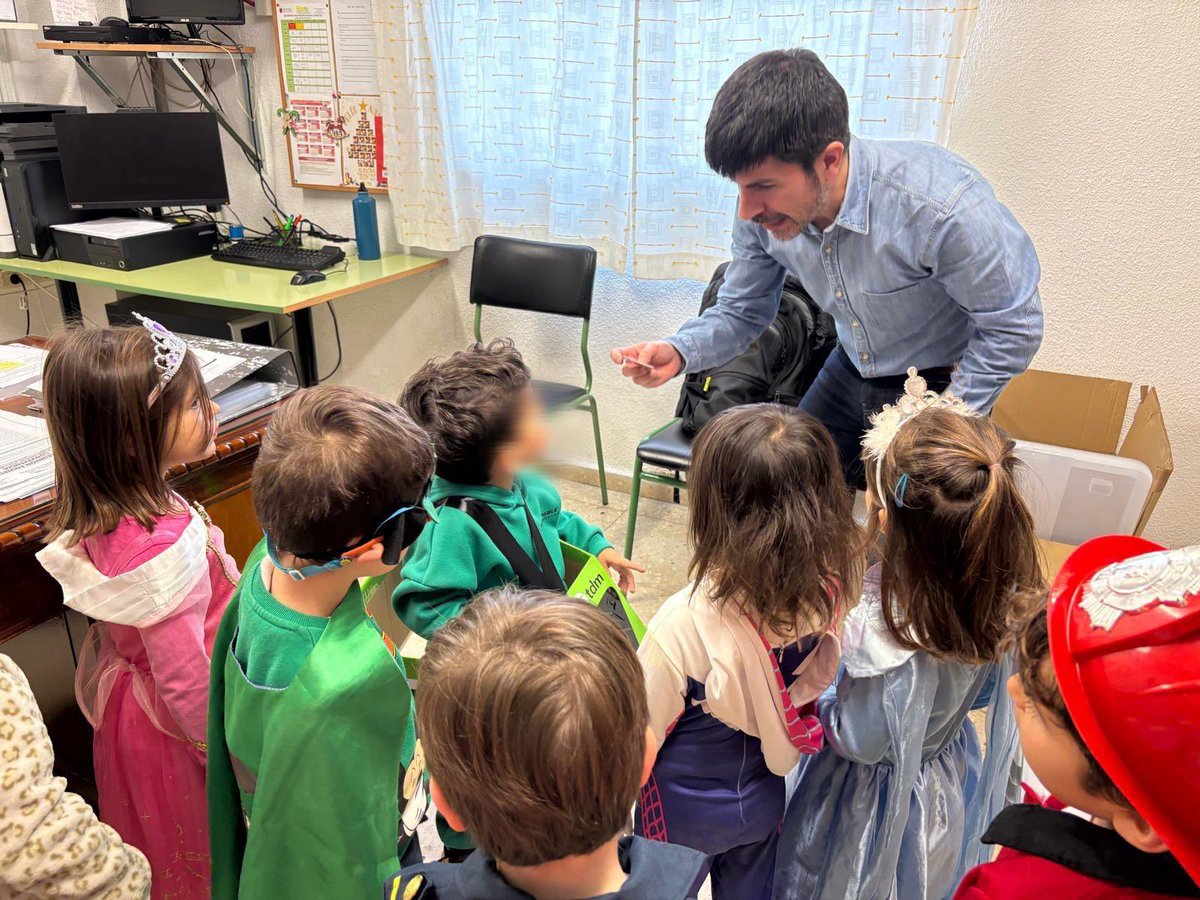 CeipNicolasP's tweet photo. En su visita de #canaval por todo el @CeipNicolasP, los más pequeños quisieron mostrar en Dirección sus disfraces. Un conductor de @tranviademurcia quiso, incluso, cobrar el billete.
@Educarm #educandoconhistoriacreciendoconcorazon https://t.co/rbfgGo91QA
