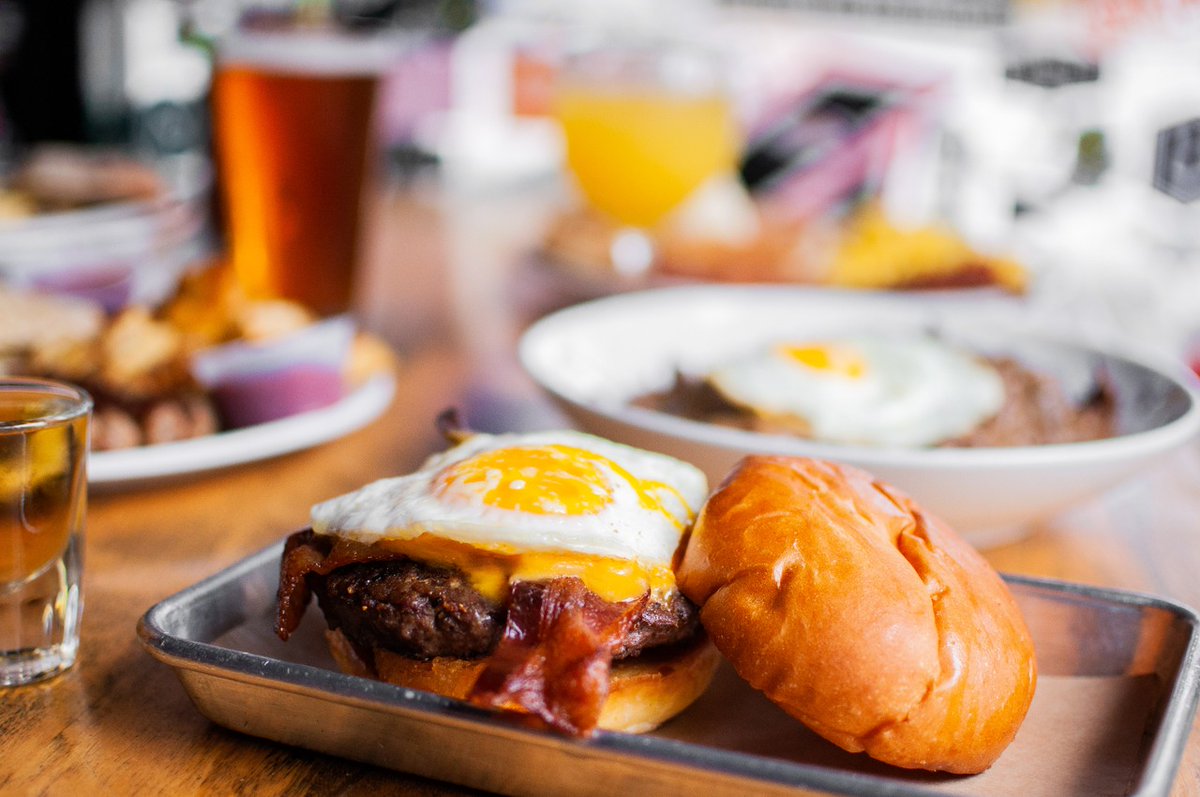 🍔🍳 Brunch tiiiiiiiime. Sink your teeth into a juicy burger, top it with an egg, and wash it down with a Bloody Mary (or five). A Saturday well spent! Cheers! 🍻