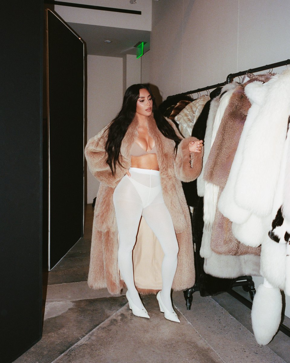 SKKN's tweet image. Always iconic. @kimkardashian wears Lip Liner in NUDE 08, Silk Matte Lip Color in NUDE 03, Lip Shimmer in NUDE 03, and the Classic Glam Eyeshadow Palette.