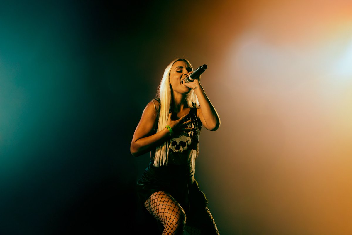 sarahthetog's tweet photo. ok photogs, it’s women’s history month, so this one is for the ladies. about 48% of music photographers are women but often don’t see the same opportunities as our male counterparts. let’s show the industry why we also deserve a chance and show me your fav pics of women in music https://t.co/4e2yAc8YVX