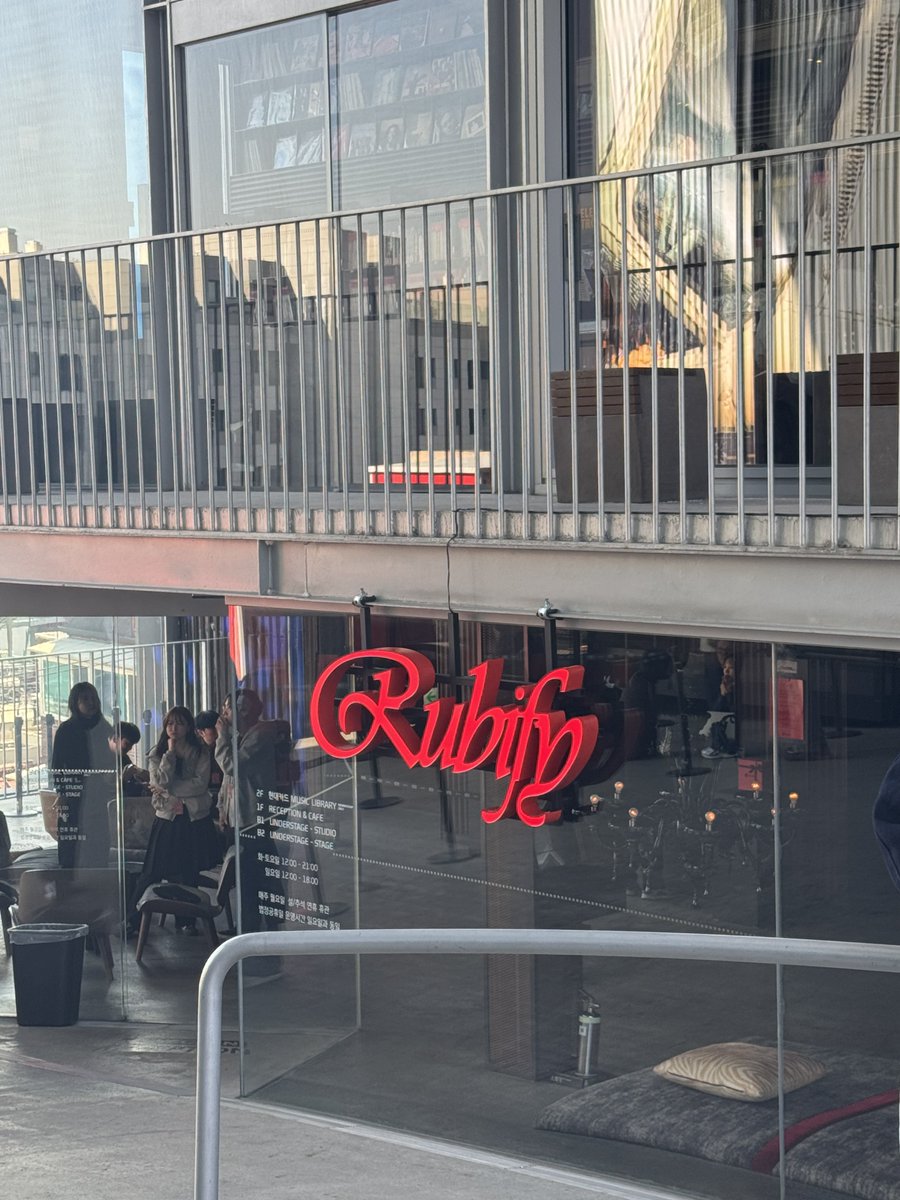 Nnkt1986's tweet photo. ♡ Re-cap: Jennie Listening party part1 ♡- 𝓡𝓾𝓫𝓲𝓯𝔂

ขอแบ่งเป็น3 ช่วง เพราะยาวมากๆ 

ღ Overall ღ
-ก่อนเข้างานมีให้ถ่ายphoto booth
-ลงทะเบียน เซ็นต์ข้อตกลงต่างๆ รับตั๋วเข้างาน
-random seat จาก 100 คน (everline 50/ spotify 50) จับได้ที่นั่ง 61 ดีใจมากเพราะเลขวันเกิดน้องเจน 16 ไม่ได้สนใจลำดับที่หรือตำแหน่งใดๆ 5555
-มีโซนกิจกรรม เข้าไปscan spotify + add playlist >> this is jennie และรับของขวัญจากspotify เป็นแก้วมัคสีดำมีฝาปิด มีโซนให้ถ่ายรูปและให้เขียนส่งข้อความถึงเจนนี่
-ลงไปชั้นล่างเป็นที่ฟังเพลง มีเวที แต่มีฉากบางซีทรูๆกั้น มีเก้าอี้ 1 ตัววางไว้ข้างบน ที่นั่งเป็นล็อคๆกว้าง+สโลป ตอนแรกก็คิดว่าที่นั่งค่อนไปกลางๆหลังๆเพราะ61อ่ะ แต่…นั่งแถว2 ริมขวาสุดช็อคมากกกกก ใกล้มาก ใกล้สุดในชีวิตละอ่ะ ขนาดคอนแถวแรกยังไม่ได้ใกล้ขนาดนี้เลย
-ของขวัญจากเจนนี่รอบแรกก็คือ mantra diaryพร้อมลายเซ็นต์สด แก้วstanleyสีฟ้า ครีมทามือ tamburins กระเป๋าสะพายสีดำพร้อมสกรีนrubify(ไว้เก็บโทรศัพท์) เค้กruby การ์ดเจนนี่สุดน่ารัก 2ใบ น้ำดื่มขอตั้งชื่อruby soda 1ขวด เพราะซ่ามาก และถุงกระดาษที่สกรีนrubify jennie
-ถึงเวลาก็นั่งฟังเพลง ฟังก็รู้เลยว่าลายเซ็นต์เจนนี่ตะโกนทุกเพลง เหมือนที่เจนนี่บอกว่าทำเพลงเพราะอยากให้รู้สไตล์ของเจนนี่ ซึ่งส่วนตัวชอบเพลงของเจนนี่อยู่แล้ว ชอบเสียงน้องเจนแน่นๆ ดนตรีตึ๊บๆ 
แล้วเจนนี่ก็ปรากฎตัวในเพลง statlight เหมือนฝันมาก เจนนี่เดินขึ้นมาบนเวทีและฟังเพลงที่เก้าอี้บนเวทีนั้น เจนนี่มาในชุดblouseสีขาวผ้าซาติน ถุงน่องซีทรูสีดำ รองเท้าส้นสูงส้นเข็มสีดำ ปล่อยผม สวยเปล่งประกายมากกกก ฟังเพลงไป ร้องเพลงคลอไป แล้วจังหวะที่หันมายิ้มเกี๊ยวคือ golden time สุดๆ ร้องไห้เลยอ่ะ  เจนนี่ดูมีความสุขมากๆ และสวยสะพรั่งมากๆ ความรู้สึกตอนนั้น ภูมิใจในตัวน้องเจนอ่ะ ปลื้มปริ่ม รับรู้ได้ว่าเจนนี่ทำเพลงด้วยความรักและตั้งใจทำออกมาและถ่ายทอดในสิ่งที่เจนนี่ชอบและเพื่อเป็นของขวัญล้ำค่าสำหรับแฟนๆที่รอคอย เจนนี่นั่งฟังเพลงกับพวกเรา2 เพลงคือ starlight และ twin พอเพลงจบ ม่านซีทรูก็ถูกปลดลง แล้วเจนนี่ก็ยืนขึ้นทักทาย น่ารักมากๆ แล้วก็เดินลงเวทีไป แฟนๆตะโกนบอกคาจีมา แต่เจนนี่หันมาบอกแบบประมาณว่าเด่วกลับมาน้า ฟีลนั้น (ดำน้ำเอา) 5555 

250227
#JNMemory