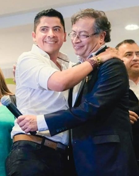 <a href="/ArielAnaliza/">Ariel Ávila</a> Uyyy que foto: el presidente que en su gobierno se robaron el dinero del agua de los niños de La Guajira, el que recibió presuntamente 15.000 millones de narcotráficantes para su campaña, te tocó tomarte esa foto para que ese presidente le diera un puesto a tu esposa.