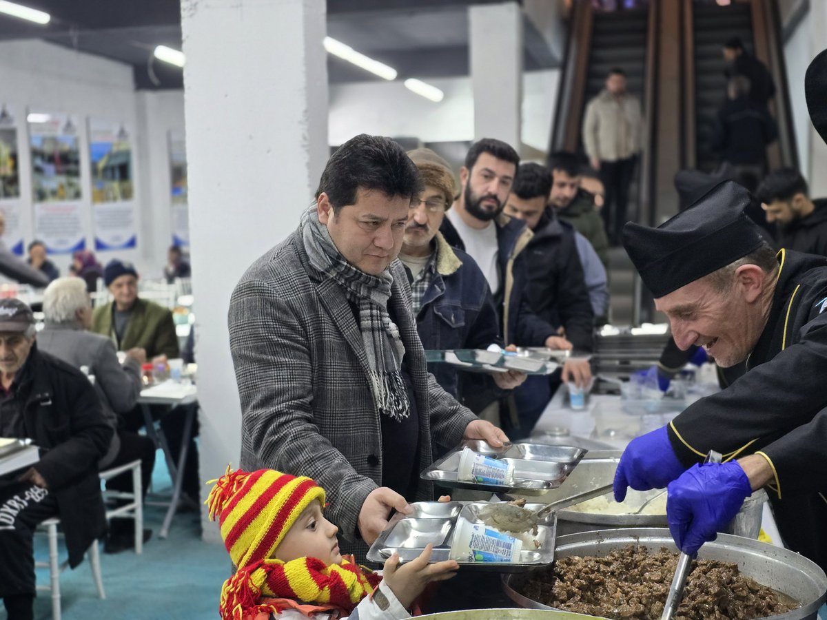 Ramazan-ı Şerif’in İlk İftar Sofrasında Buluştuk!
Bugün, Ramazan-ı Şerif’in bereketli başlangıcında,Bolvadin Belediyesi Aşevinde bir araya geldik. Kaymakamımız Sayın Ali ARIKAN ve Başkanımız  Derviş AYNACI, hemşehrilerimize yemek ikramında bulundular.
<a href="/TC_Bolvadin/">BolvadinKaymakamlığı</a> <a href="/DevrisAynaci/">derviş aynacı</a>