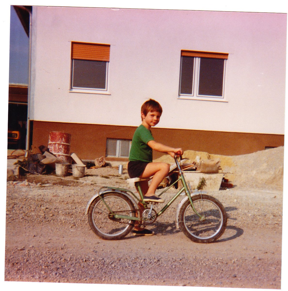 Seit ich in der Politik bin, wird mir meine Arbeiterbiografie immer wieder zum Vorwurf gemacht. In den nächsten Tagen werde ich Vizekanzler der Republik Österreich. Auch deshalb erfüllt mich dieses Amt mit Stolz – denn ich war und ich bleibe ein Arbeiterkind. 

Aufgewachsen in
