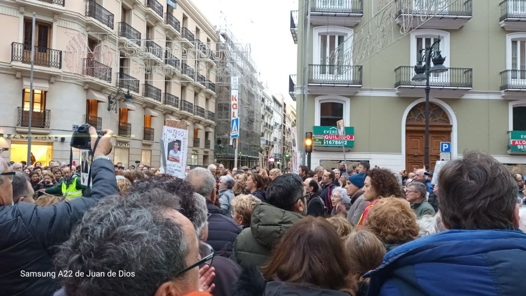 🪧 Hoy salimos a la calle otra vez porque siguen sin asumirse todas las responsabilidades por la mala gestión de la DANA y reclamamos #MazónDimisión #MazónDimissió