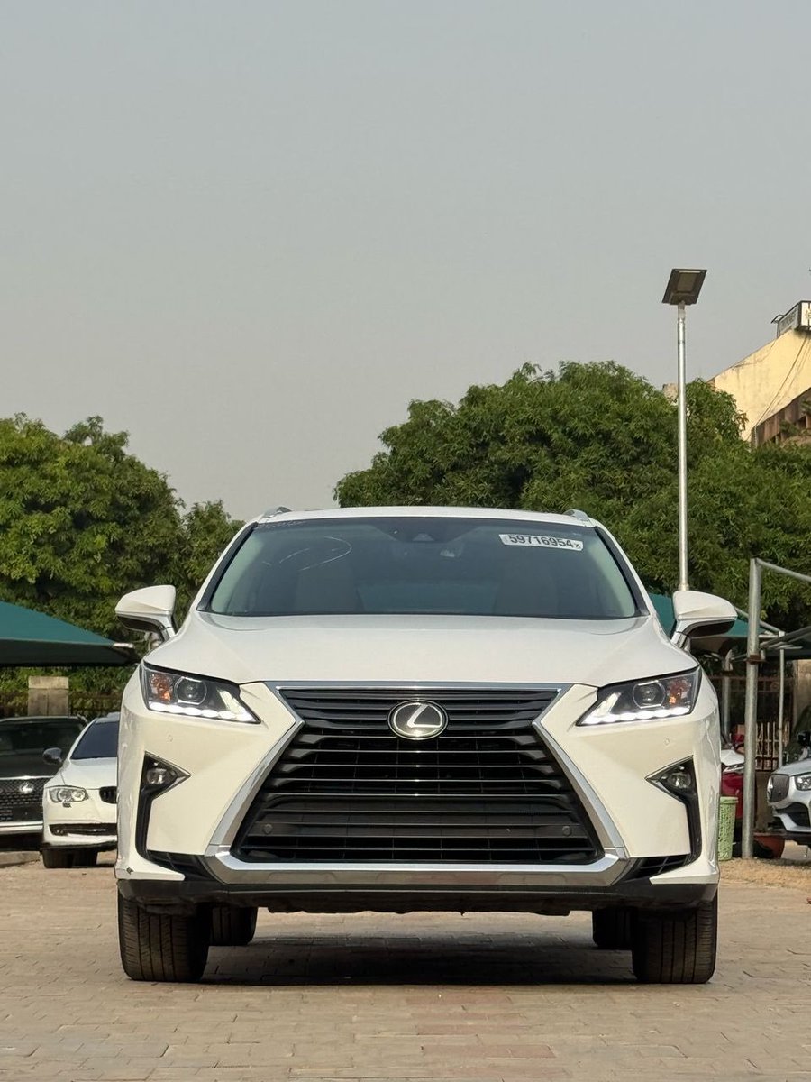 Sultanmalala001's tweet image. Foreign used Lexus RX350 2019 model with original custom duty paid going for just 55m