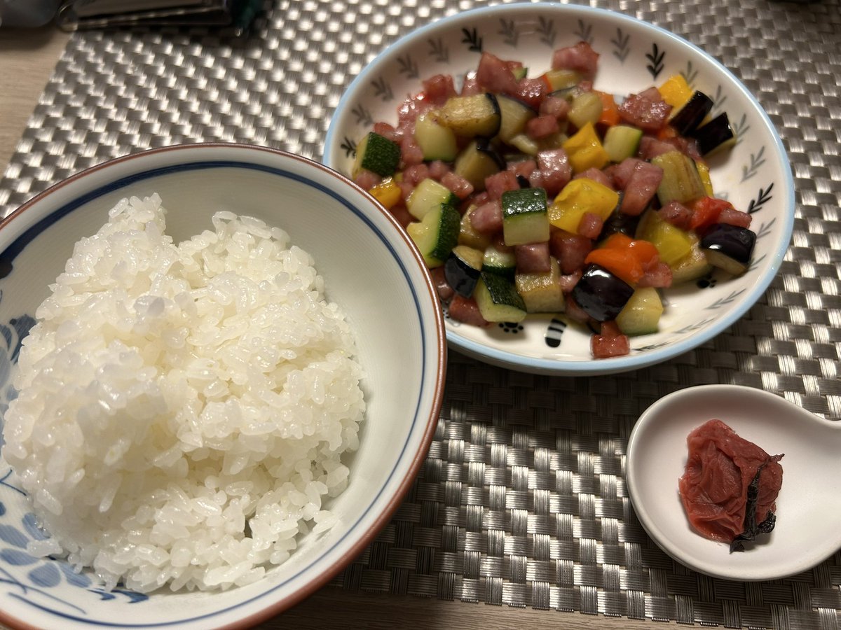 雲仙ハムを野菜と炒めました
美味しいなぁ
#雲仙ハム