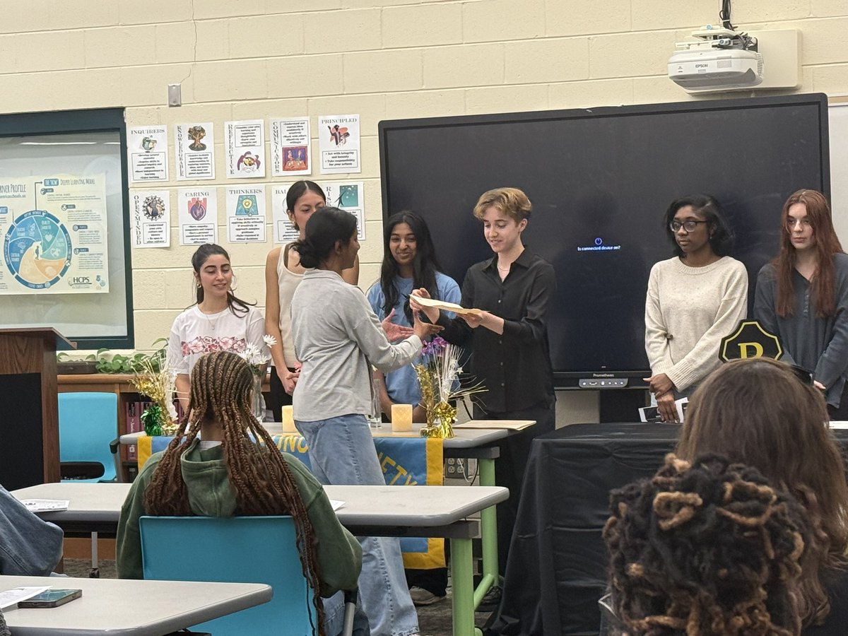 hhs_prncpl's tweet image. Congratulations to our newest National Honor Society and BETA members! These students represent the best of student scholarship, service, leadership, and character @HenricoHighSch 💚💛