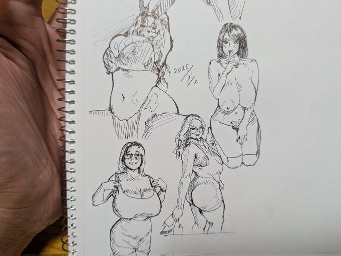 十数年前、デリ嬢がホームページに掲載されていたむちむちプリリンではなく爆乳細身の方だった為「写真と違いますね」と尋ねた。掲載写真を見せてと言われ応じると「あはは!誰これむちむちってよりデブじゃん!」と笑った その時の僕は、男性と女性はわかりあえないと学んだ カキカキ。 