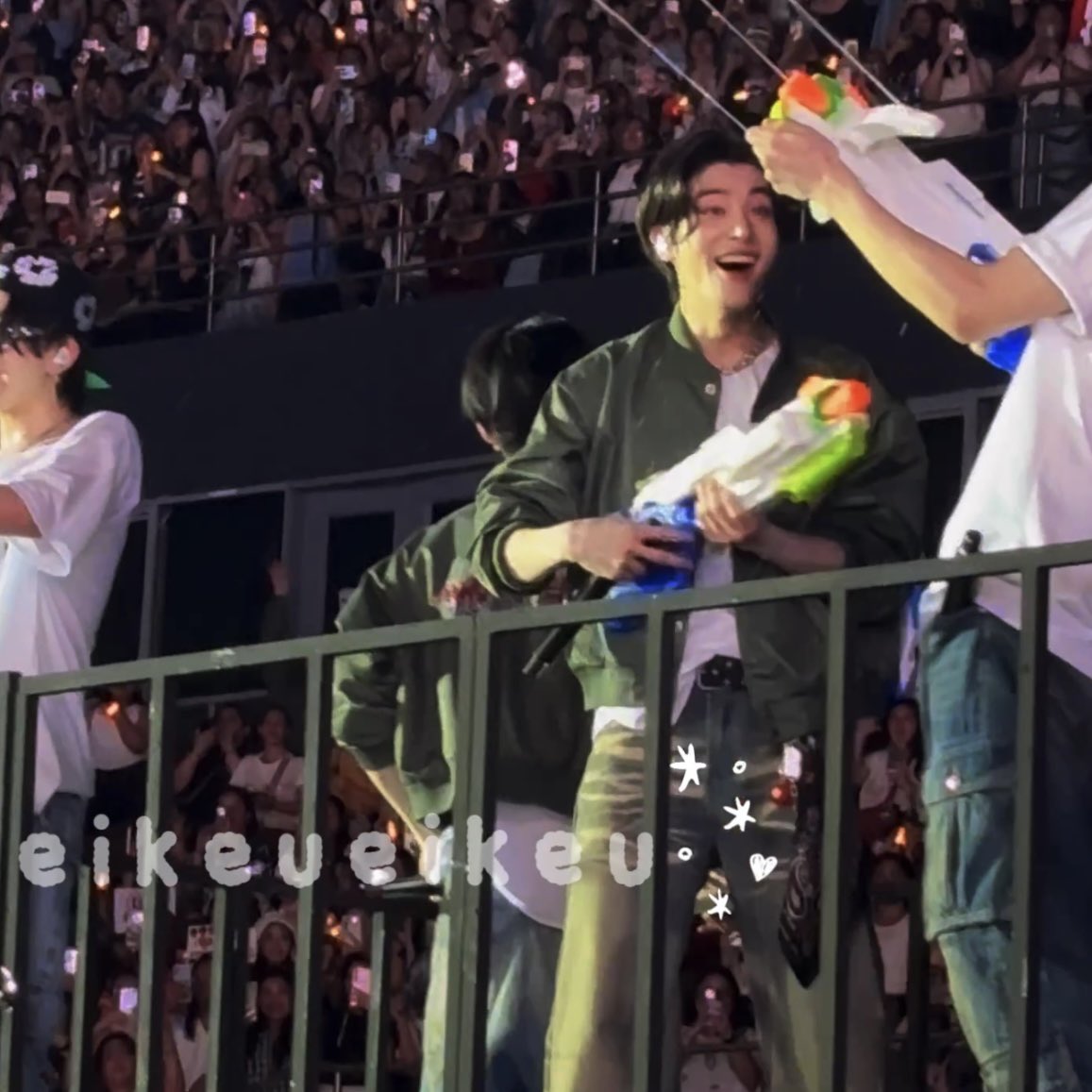 eikeueikeu's tweet photo. LOOK AT JAKE’S REACTION ON JAY’S WATER GUN 🥹

#WALK_THE_LINE_BULACAN
#WALKTHELINE_IN_BULACAN https://t.co/Fk9BTWY4RI