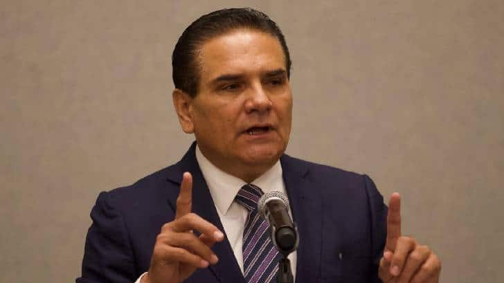 ZuritaCarpio's tweet photo. Reportan orden de aprehensión contra Silvano Aureoles, exgobernador de #Michoacán. Además, fue detenido en Estados Unidos, Carlos Maldonado Mendoza, ex secretario de Administración y Finanzas de Aureoles por presunto peculado. https://t.co/X0CH3SDwMN