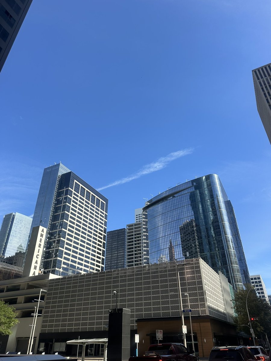 closbrown100's tweet photo. Sunny Skys In Houston! https://t.co/wRIjpNcKmy