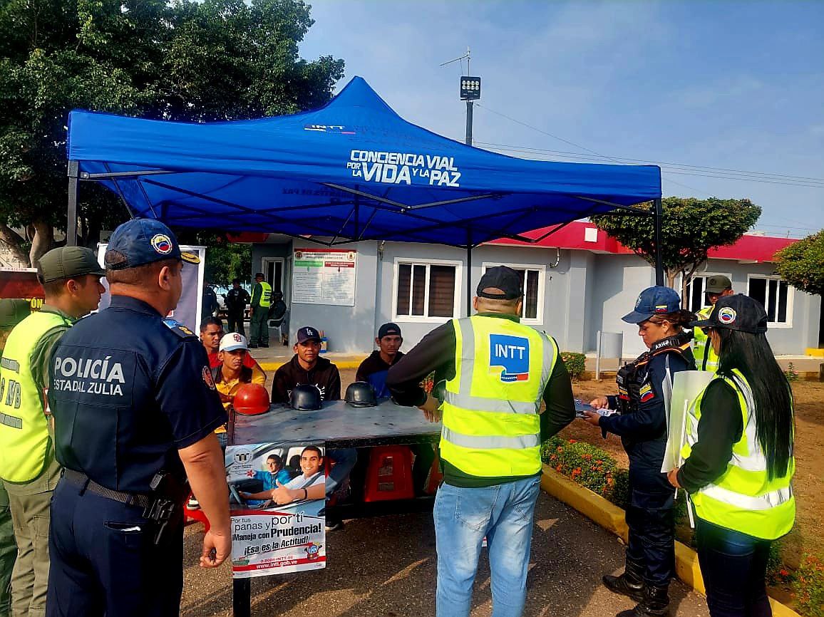 InttContigo's tweet photo. Funcionarios del INTT Cabimas, #CPNB y #GNB se encuentran en el Peaje Santa Rita, con el fin de orientar a los conductores sobre la importancia de respetar los límites de velocidad y usar dispositivos de seguridad. Tu seguridad es lo primero https://t.co/wFZw9tIJOC