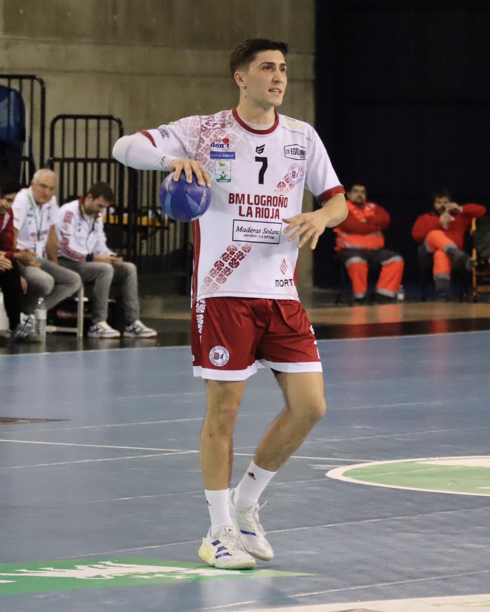 Los dos puntos se quedan en Logroño!🔥 ⚪️🔴 @ciudadlogronobm se impone a  @bmguadalajara (39-32) y empata en la clasificación con @BMCdadEncantada a  18 puntos 👀 En el equipo franjivino ha brillado Andrej