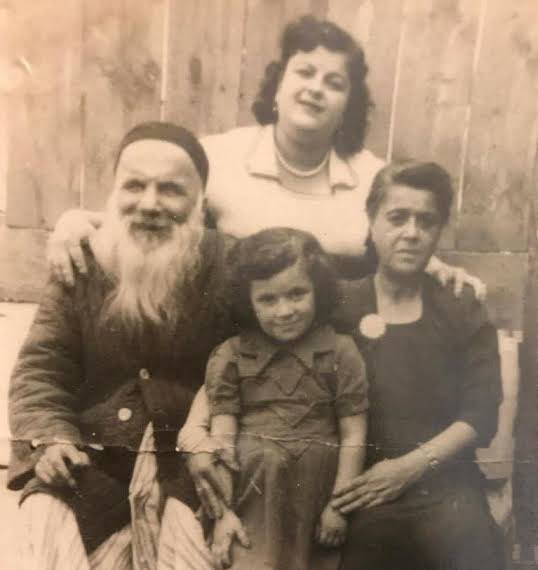 “Gördüğüm rüyanın ta’biri idim…”

70 yıl öncesinden bir İstanbul duygu dünyası 🌿❤️

Eyüp Nişanca’dan çıkıp Eyüb Sultan’a oradan Mısır Tarlası mezarlığına sokak sokak bir gönül insanın ardından Osman Kemali Sultan’ın 1954 yılındaki cenazesi ve İstanbul’un ortak yası. Demokrat