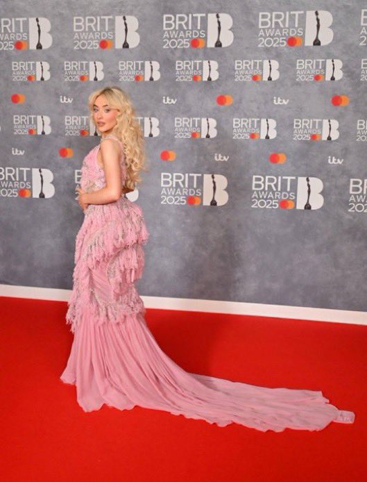 LITERALLY A PRINCESS 😭😭😭😭💝💝💝💝 #sabrinacarptener #BRITs