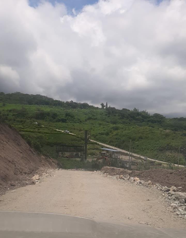 #Azuay | En la vía Cuenca-Girón-Pasaje avanzamos con el retiro de escombros de la calzada en varios puntos. 
✅Km 88, despejado
✅Km 66, mesa de rodadura en buenas condiciones
👷Seguimos trabajando con ⚠️personal y maquinaria.
Conduzca con precaución.