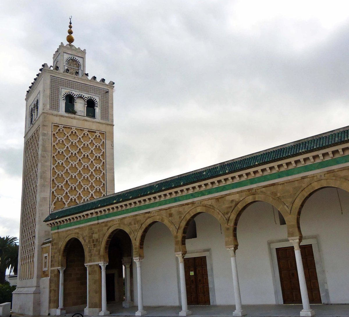 RoyaumeMilMaroc's tweet image. 🇲🇦🇹🇳 Un monument marocain en Tunisie ?

La Kasbah de Tunis fut construite sous les Almohades en 1235, cette forteresse servait à renforcer la défense de la médina. 

Elle suit le modèle des kasbahs almohades du Maroc, avec des murs massifs et un plan rectangulaire.