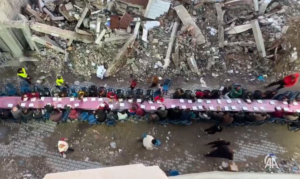 Gazze’de yıkıntılar, acılar, derin kayıplar içinde ilk iftar sofrası

“Böyleleri yanından ayrılınca yeryüzünde bozgunculuk yapmaya, ekini ve nesli yok etmeye çalışır. Allah ise bozgunculuğu sevmez” (Bakara 205)

Rabbim zalimlere, bozgunculara ve destekçilerine fırsat vermesin inş