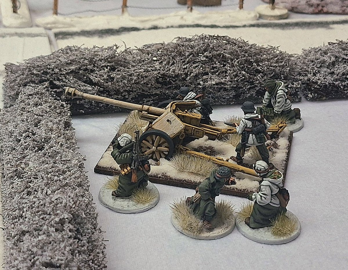 JAD965's tweet image. Some photos of my Chain of Command winter collection, we playtested CoC2 today and used these figures. German Panzer Grenadiers attacking US forces dug in around a crucial crossroads. #spreadthelard #chainofcommand