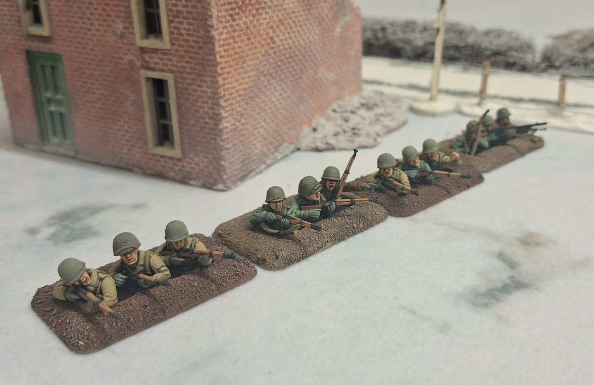 JAD965's tweet image. Some photos of my Chain of Command winter collection, we playtested CoC2 today and used these figures. German Panzer Grenadiers attacking US forces dug in around a crucial crossroads. #spreadthelard #chainofcommand