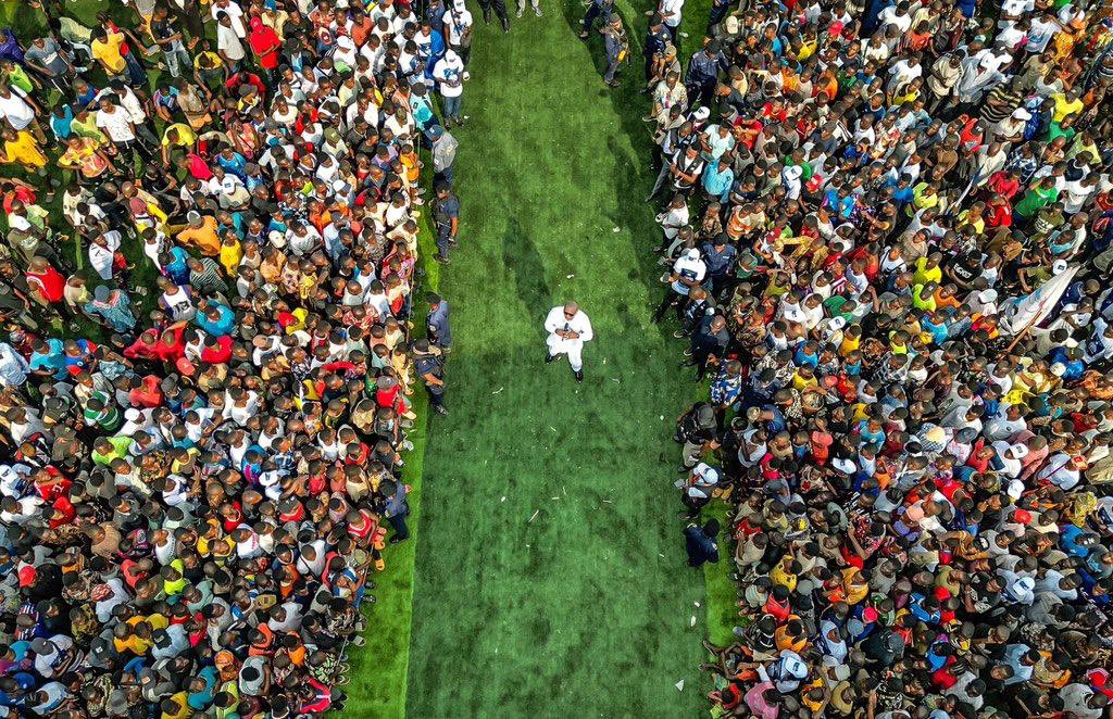 ArepOfficiel's tweet photo. Dans le cadre de la mobilisation nationale initiée par Son Excellence Félix-Antoine TSHISEKEDI TSHILOMBO, Président de la République, Chef de l'État, en vue de sensibiliser la population sur la guerre qui sévit à l'Est de la République Démocratique du Congo, le Ministre d'État Maître @Guy_Loando a tenu, ce samedi 1er mars, un grand meeting populaire à Boende, chef-lieu de la province de la Tshuapa.

@rkitsita @wembi_steve @pere_natio97826 @AlphaLima1919