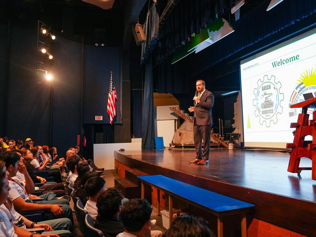 usembassyguate's tweet photo. “Si quieres ir más rápido, ve solo. Si quieres llegar más lejos, ve acompañado. Con creatividad, visión y trabajo en equipo, ¡se pueden lograr ambas!”—#EmbBradley.
En la competencia de robótica de #AASCA, #EmbBradley y el científico Thomas Frost Hanisco de @NASA compartieron cómo la innovación y pensamiento crítico contribuyen a formar líderes con talento para construir una región más fuerte y próspera. Como en la NASA, ¡apuntamos a las estrellas! 🌎🌠