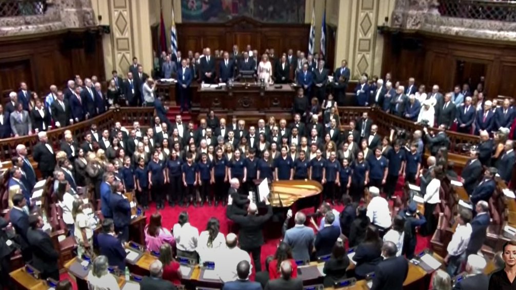 Uruguayos, democracia o nada

En la previa del cambio de mando hablamos con el maestro <a href="/estebanlouise/">Esteban Louise</a> del Coro del <a href="/Sodre_Uruguay/">Sodre</a> acerca del himno y su sentido actual. Además, como siempre, un poco de Debály y Donizetti y la polémica plagio sí o no.

enperspectiva.uy/en-perspectiva…