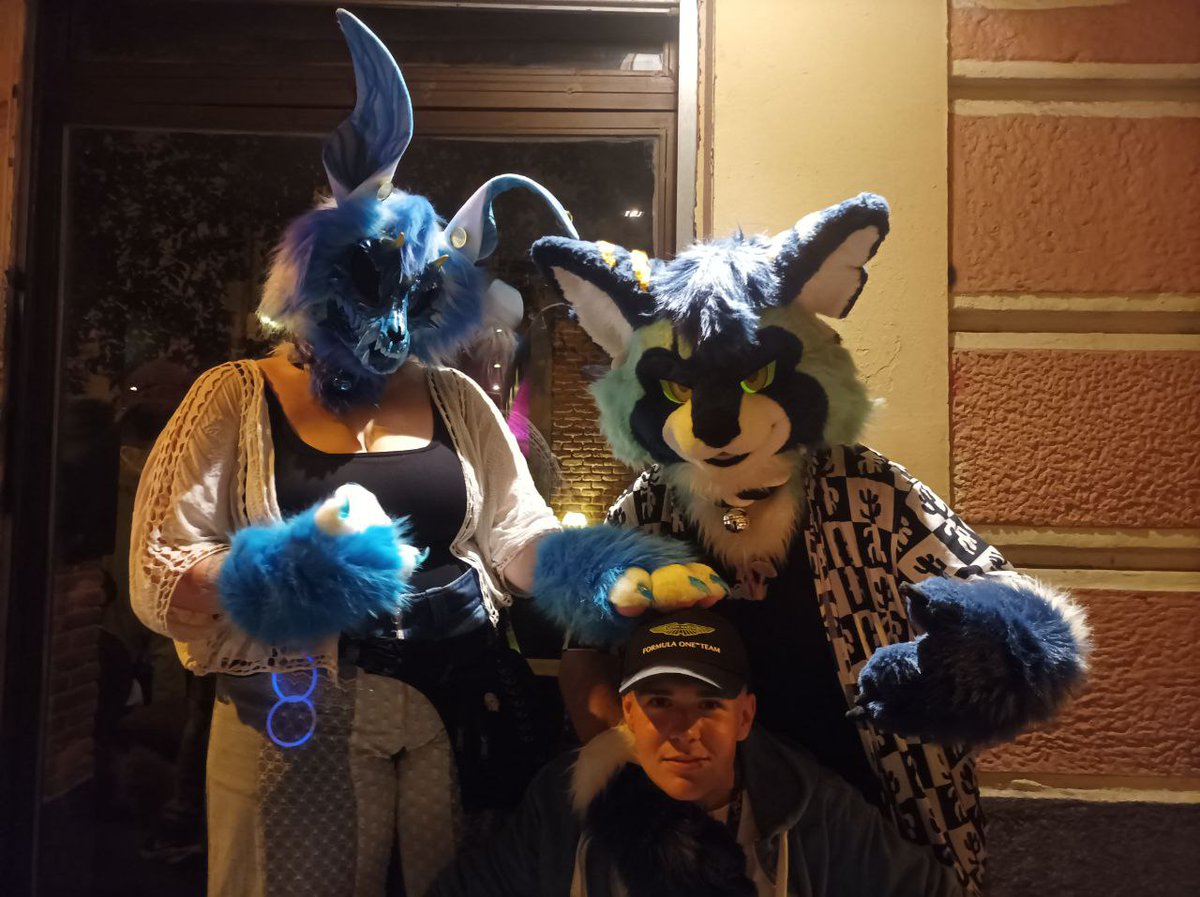 Happy #FursuitFriday with my pookie <a href="/LunaM00nlit/">Luna Moonlit</a> and my pshyco friend <a href="/PeliTheGolden/">Peli 🔜 NFC</a> . Love you guys &lt;3
