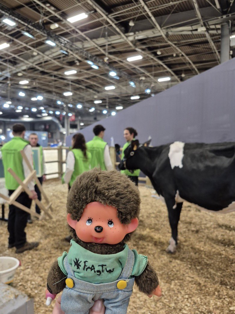 Quelques instants après débutera la dernière épreuve du Trophée International de l'Enseignement Agricole ! Les élèves sont prêts et les gradins sont remplis ! J'ai hâte de les voir. C'est impressionnant, tout ce monde...