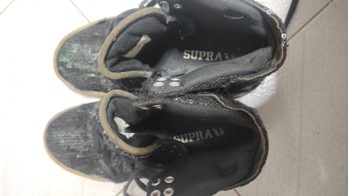 💥🔞Pack de zapatillas para los pervertidos limpia suelas.  Buenas, bonitas y reventadas. Envío y en mano 💥⛓️⛔

#footfetısh #zapatosusados #fetichedezapatillas #zapatillasviejas #zapatillasreventadas #limpiabotas #limpiasuelas #limpiazapatos #bdsm #mistressmalaga