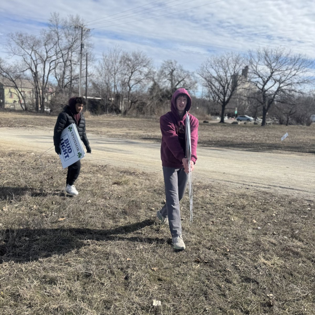 LHSTrackField's tweet photo. Community service this morning at the Shamrock Shuffle. #Character #Community #Competition #ChestyCulture #LHSTrack&Field https://t.co/jYP1sEQJ47