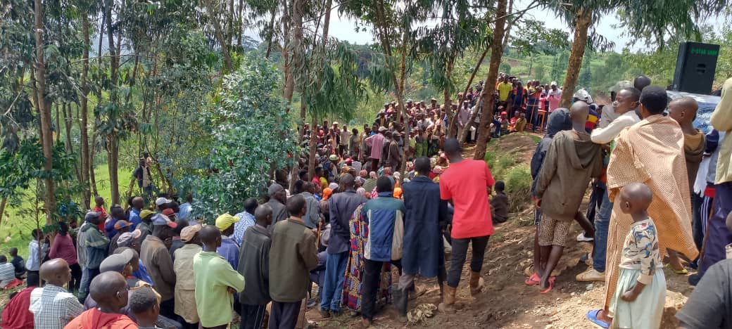2/Inyuma y'ivyo bikorwa, Buramatari yaciye akoresha inama Abenegihugu bo muri iyo zone aho baganiriye ibijanye no kubumbatira amahoro n'umutekano, kwirinda ibihuha , kwitegurira amatora neza , iterambere, imibano n'ubutungane. 
#Zone5sur15
#Ikiyago2025
#Muramvya_Infos