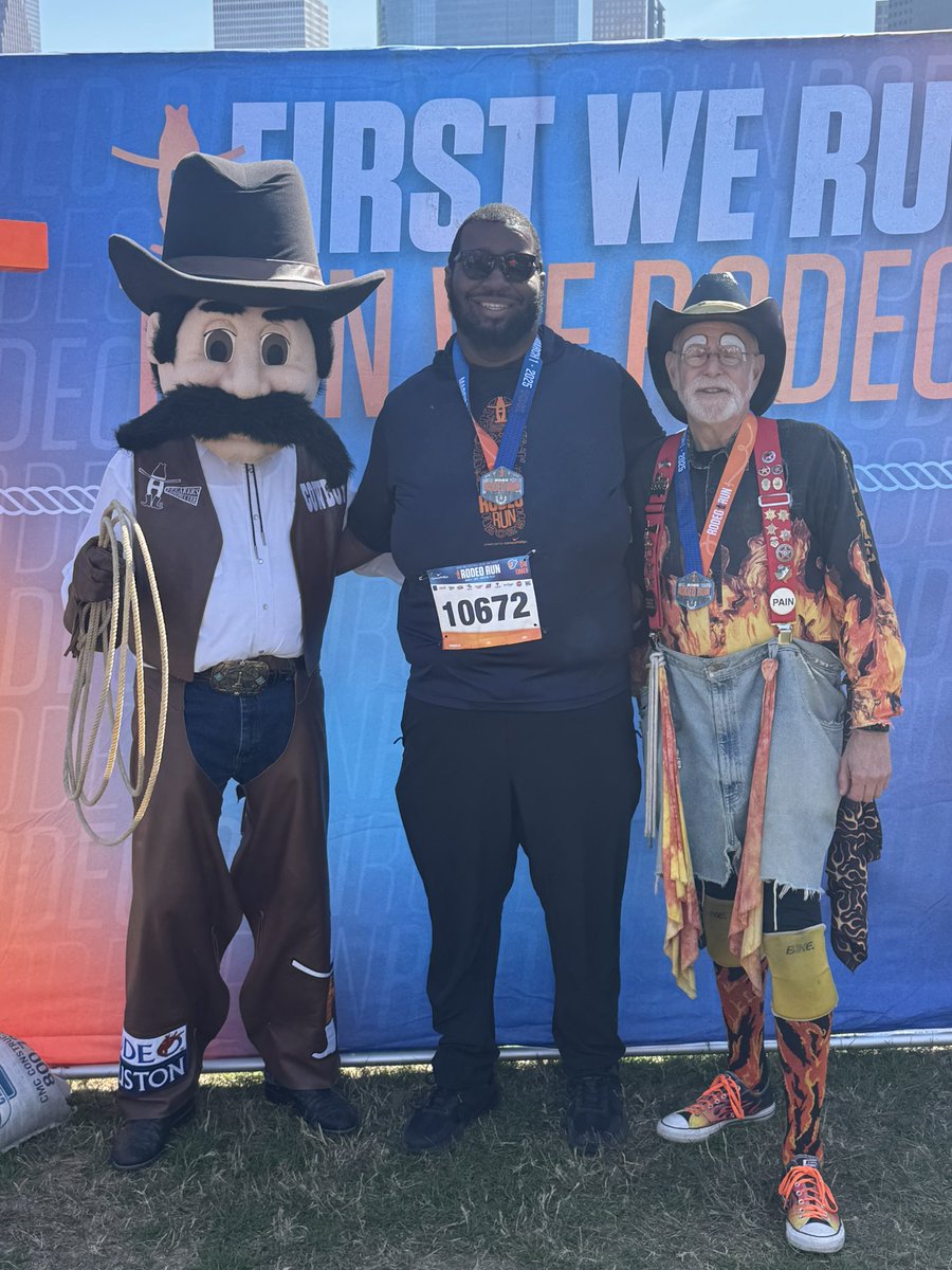 CoachHolmesOL's tweet photo. Just trying to be the example for my students and my athletes that no matter how old or how much you weight. Working out and competing is fun.
Houston Rodeo 5k ✅
#HoustonRodeoRun https://t.co/rJ0PIQTjkd