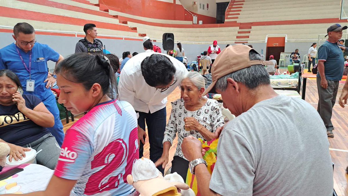 #MSPEnTerritorio | En atención a la disposición del presidente <a href="/DanielNoboaOk/">Daniel Noboa Azin</a>. El ministro @Edgarjoselama se encuentra en Piñas donde recorrió el Albergue del Coliseo de Deportes, aquí dialogó con las familias afectadas y el personal de salud que brinda atención inmediata.