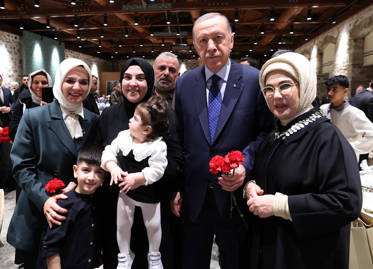 RTErdogan's tweet photo. Her ramazanda olduğu gibi bu yıl da ilk iftarımızı şehit yakınlarımızla birlikte yaptık. Soframızı şereflendirdiği için her bir ailemize teşekkür ediyorum.

Milletimizin bize emaneti olan, 81 vilayetimizin tamamındaki şehit yakınlarımızı sevgiyle, saygıyla selamlıyorum. https://t.co/LLXMKr8OF9