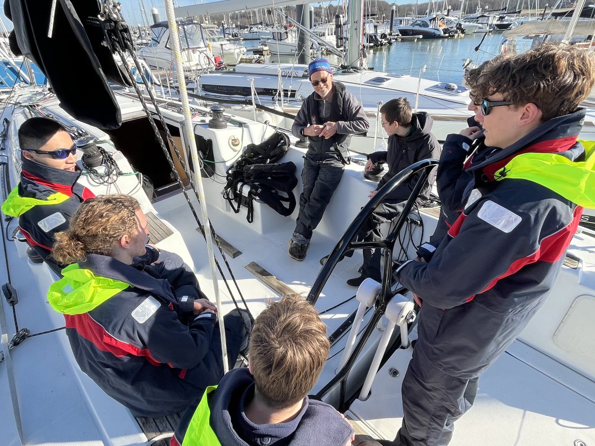 Hamble dawn and morning briefing for ⁦<a href="/MCSOxford/">Magdalen College School, Oxford</a>⁩ sailors 🙌🏻