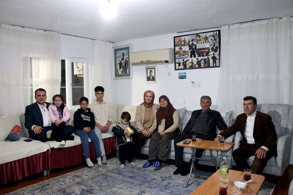 Fnkkaymakamligi's tweet photo. Kaymakamımız Musa Kazım ÇELİK Ramazan Ayının İlk İftarın��, Şehidimiz Turgut Burkay KORKMAZ’ın Ailesiyle Birlikte Açtı. https://t.co/V5WFqNUQ1k 

@musakazimcelikk 
#Antalya
#Finike https://t.co/1soysTNblv