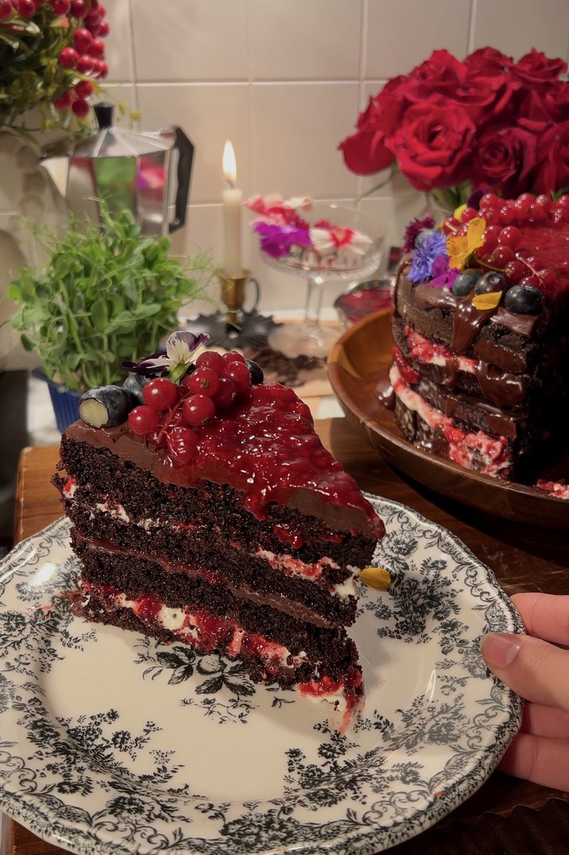 iiee1_'s tweet image. سويت كيكة الشوكلاتة الي صار لي شهرين اتحلم فيها!!!❤️❤️❤️